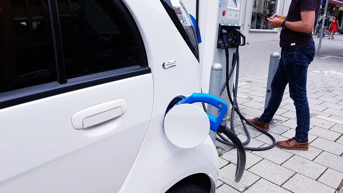 Personne branchant un chargeur sur une batterie de vélo électrique avant qu'elle n'atteigne 30%