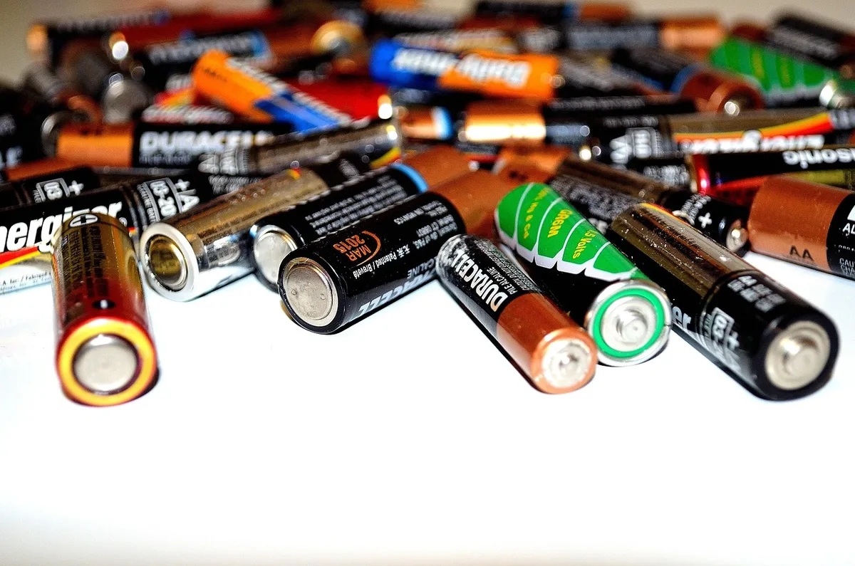Personne branchant le chargeur à une batterie de vélo électrique