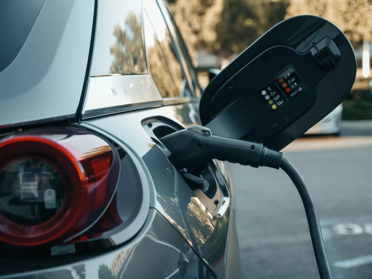 Batterie de vélo électrique en cours de charge sur son chargeur