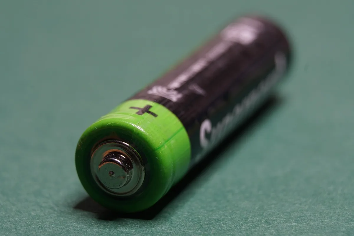 Indicateur de charge de batterie montrant environ 20% pendant la recharge
