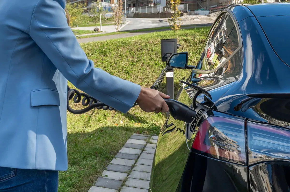 Batterie de vélo électrique en cours de chargement avec témoin lumineux