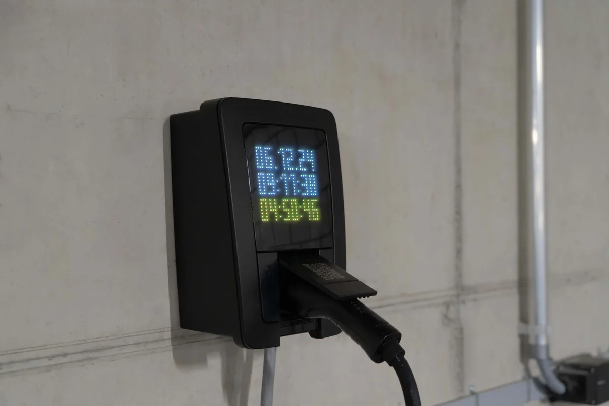 Recharge de batterie de vélo électrique montrant un niveau faible