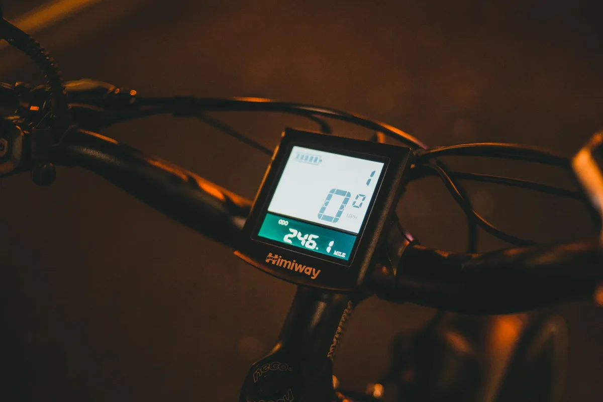 Indicateur de niveau de batterie d'un vélo électrique montrant un niveau intermédiaire