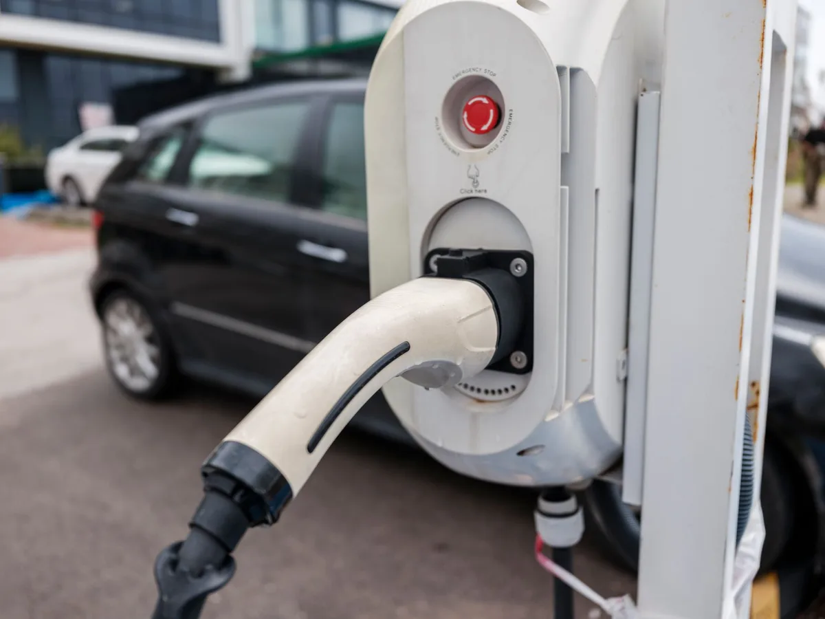 Gros plan sur une batterie de vélo électrique en charge