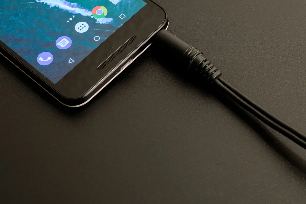 Gros plan d'une batterie de vélo électrique en cours de charge