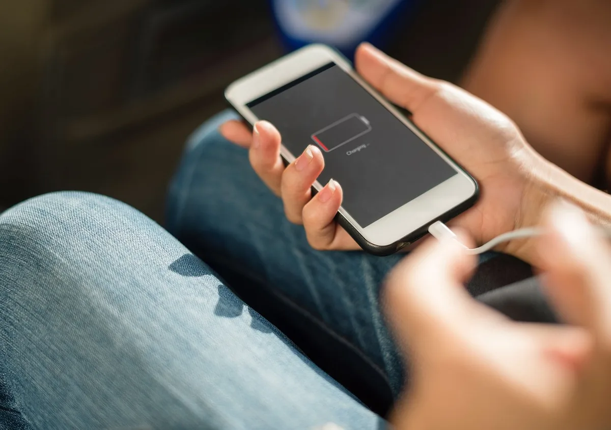 Gros plan d'une batterie de vélo électrique en cours de charge
