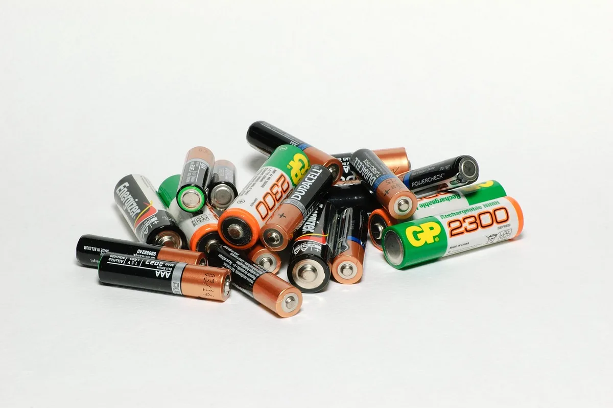Chargeur branché sur une batterie de vélo électrique montrant niveau de 20-30%