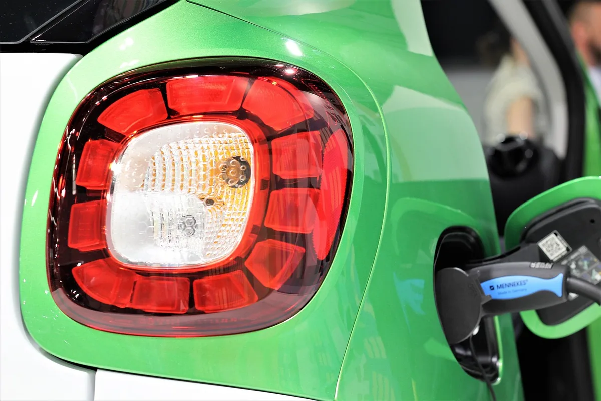 Personne anonymisée recharge une batterie de vélo électrique dans un intérieur