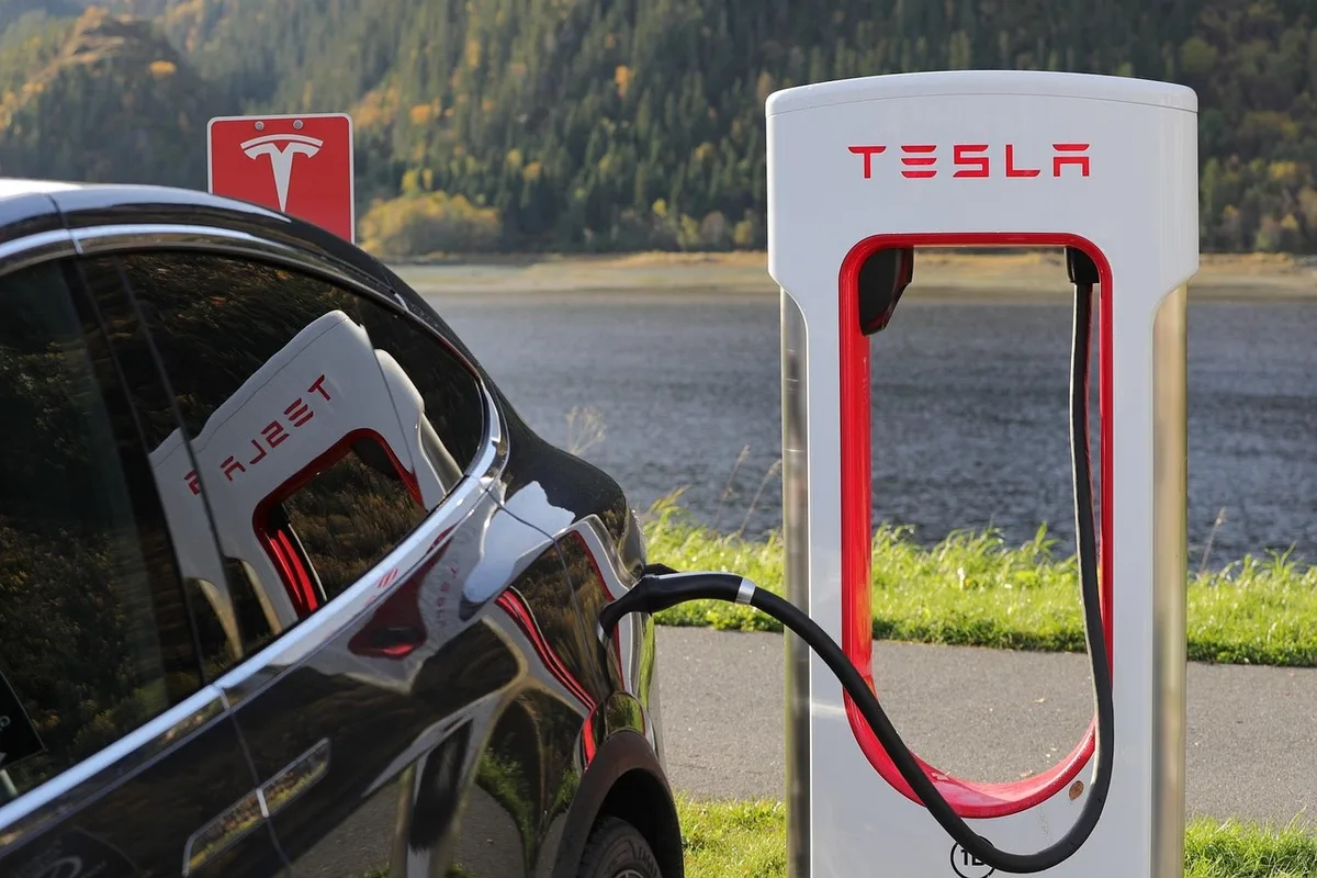 Gros plan d'un indicateur de charge de batterie affichant 20–30%