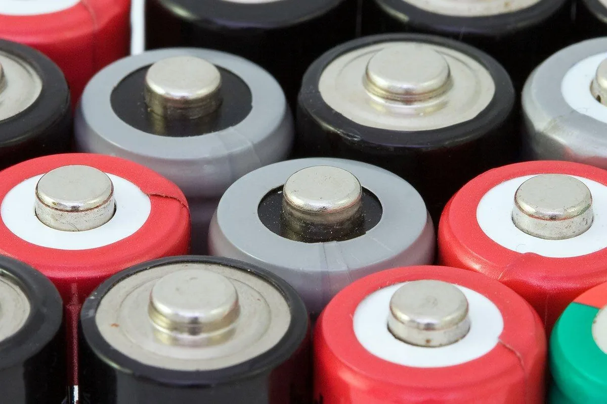 Vignette d'une batterie de vélo électrique en train d'être rechargée montrant un niveau de charge partiel