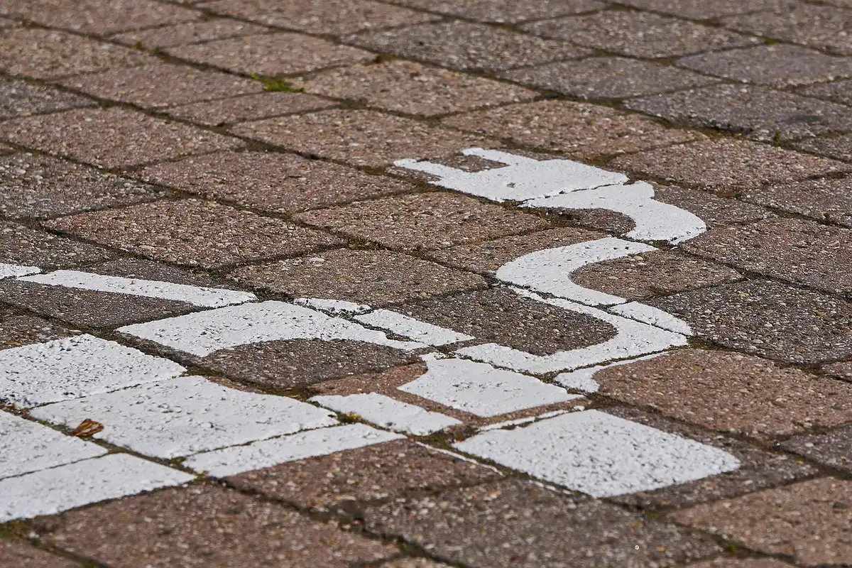 Vélo électrique en charge illustrant le niveau autour de 20–30%