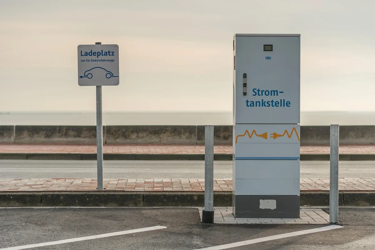Une batterie de vélo électrique en charge avec un chargeur domestique sur une prise murale