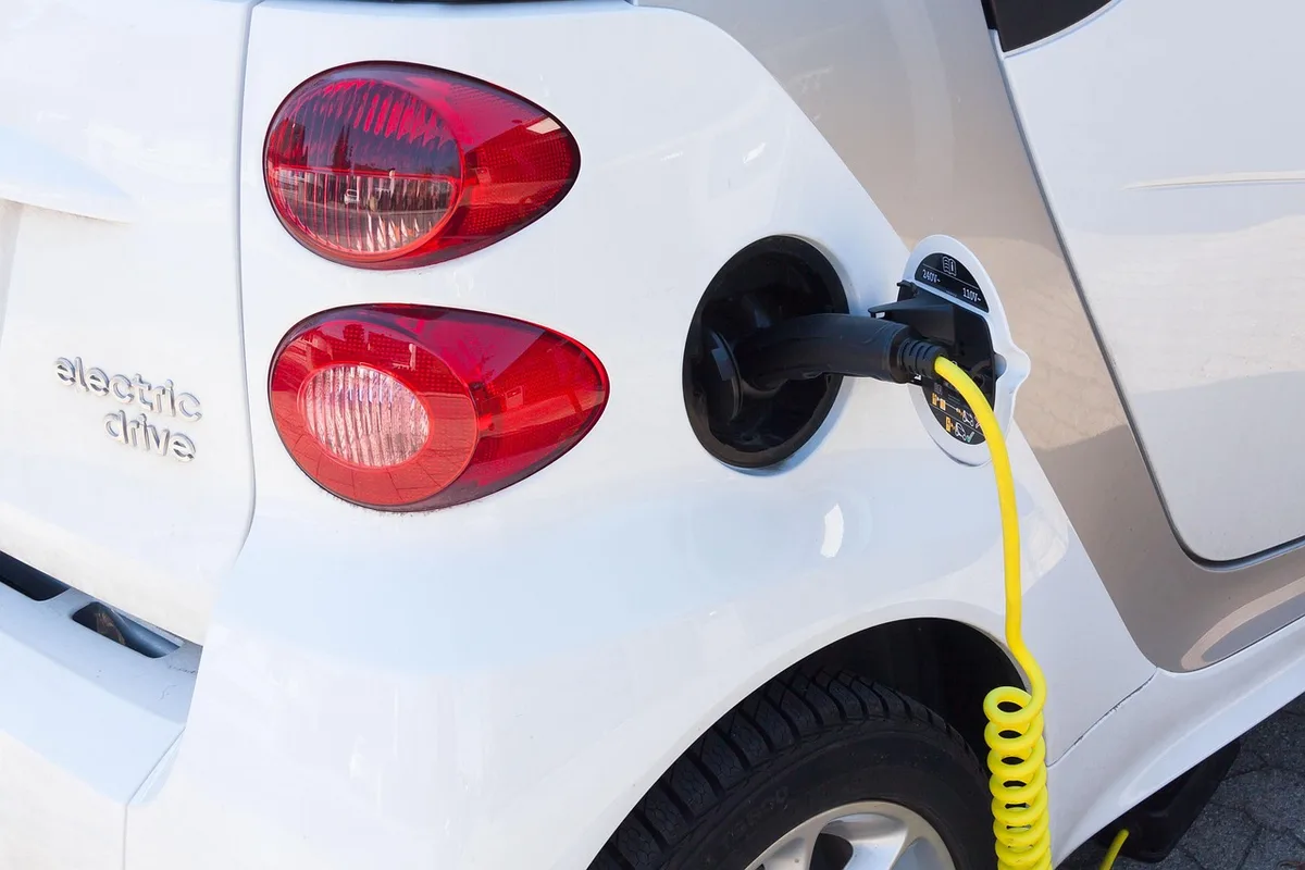 Gros plan sur une batterie de vélo électrique en charge