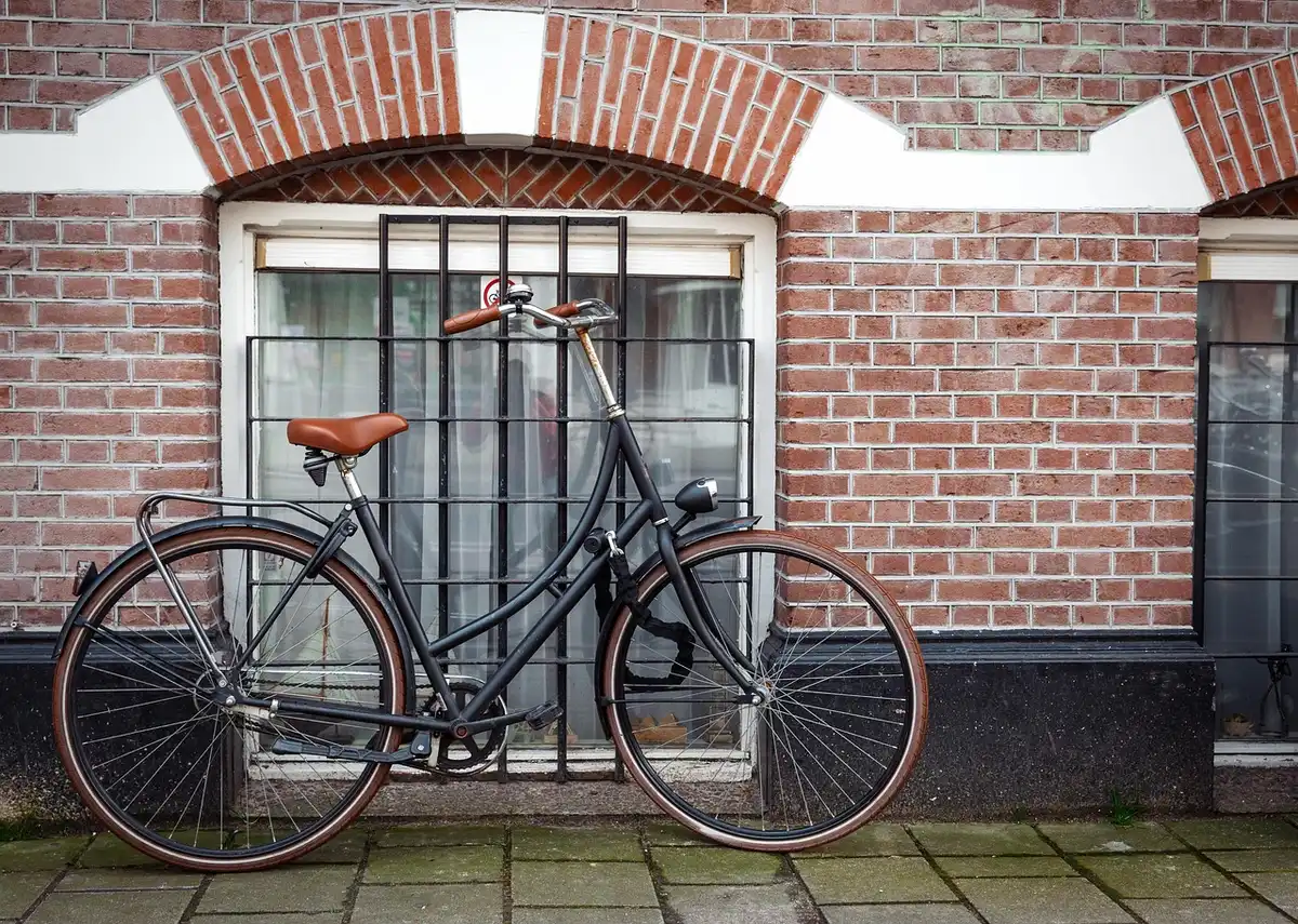 Batterie de vélo électrique en cours de recharge montrant un niveau faible