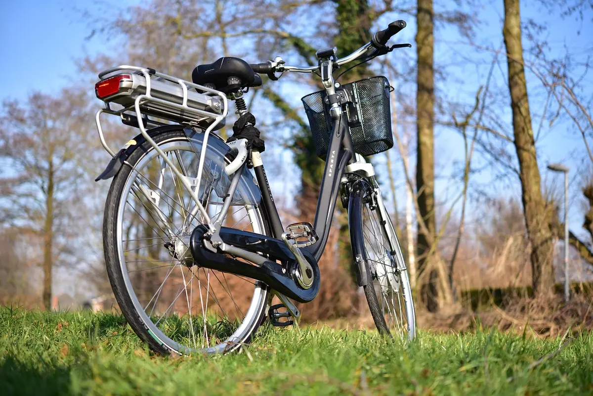 Gros plan d'un indicateur de batterie de vélo électrique montrant 25%