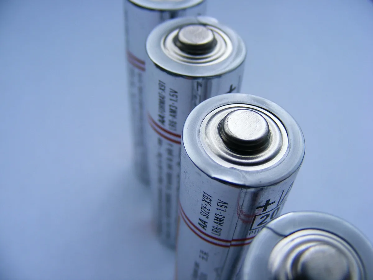 Batterie de vélo électrique en cours de charge montrant une jauge faible