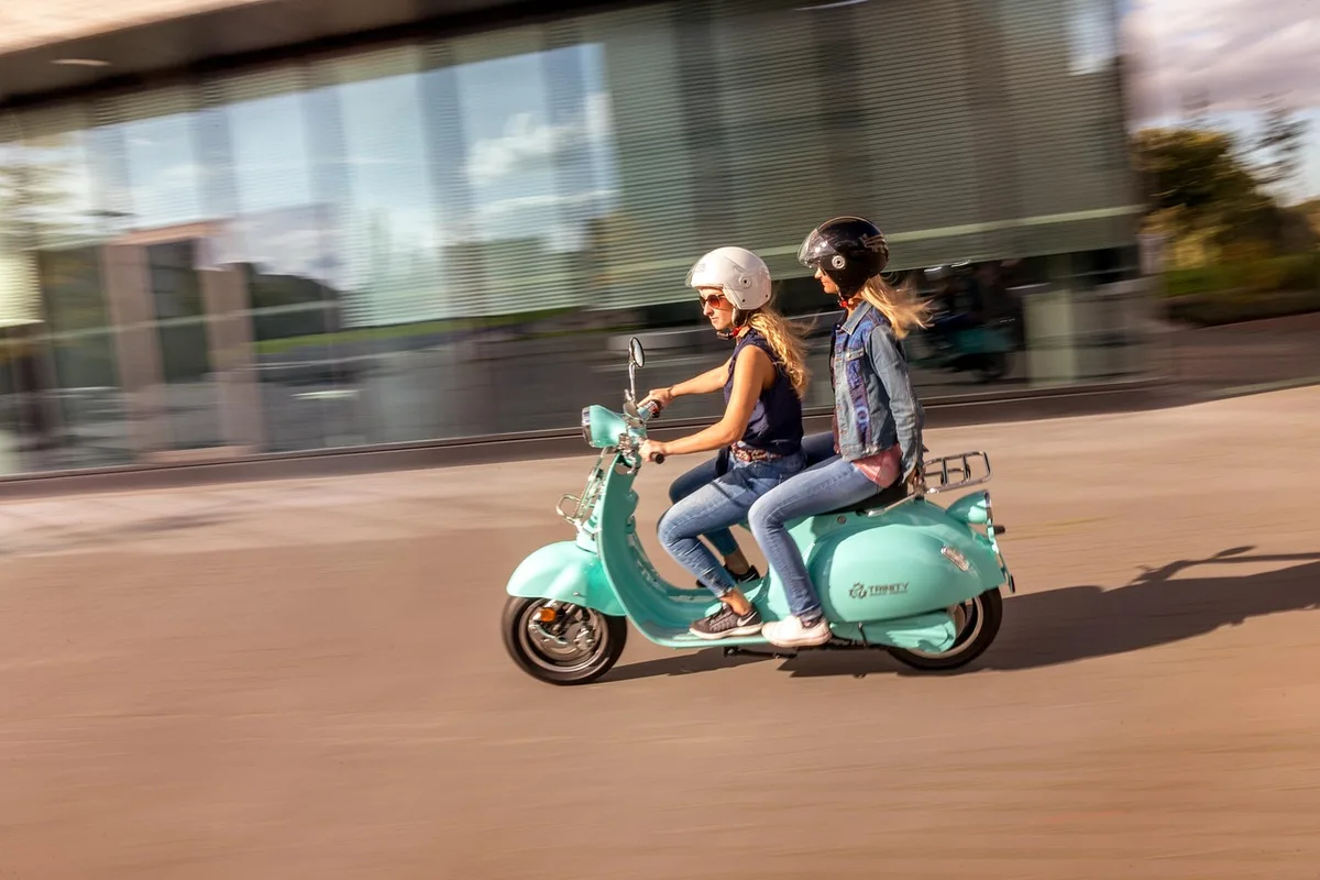 Indicateur de charge d'une batterie de vélo électrique montrant un niveau moyen