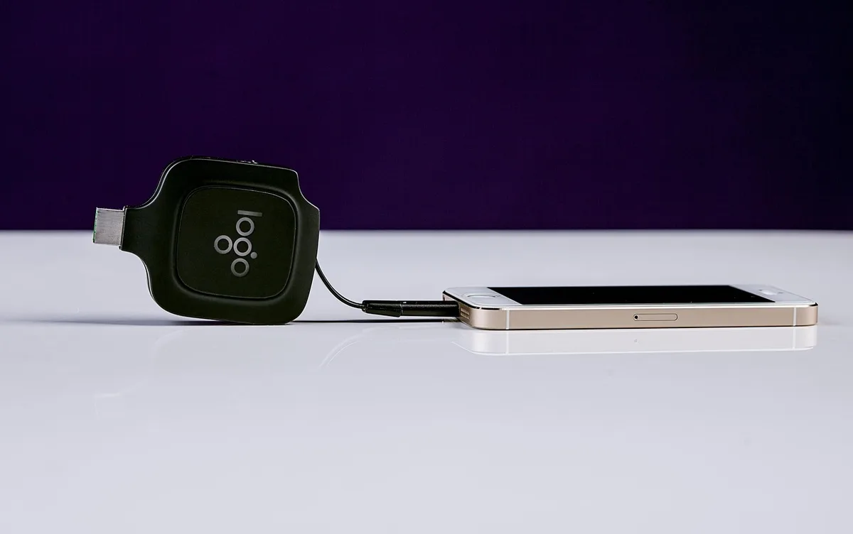 Gros plan d'une batterie de vélo électrique en charge avec un chargeur d'origine