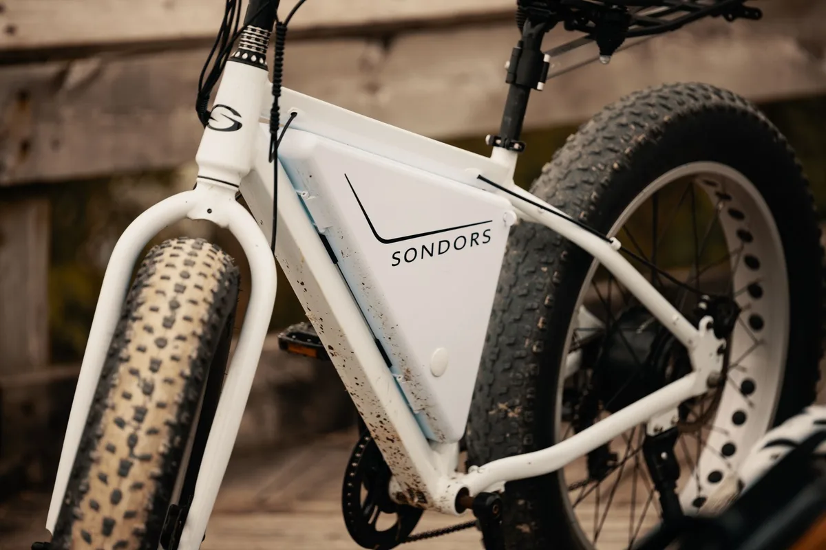Gros plan sur une batterie de vélo électrique en cours de charge
