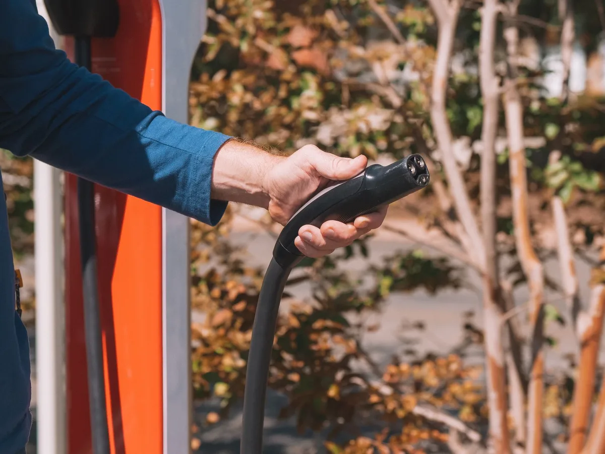 Gros plan d'une batterie de vélo électrique en charge