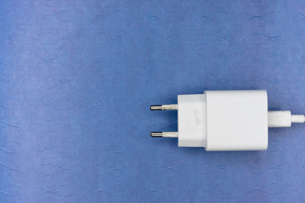 Batterie de vélo électrique en charge montrant l'indicateur de niveau