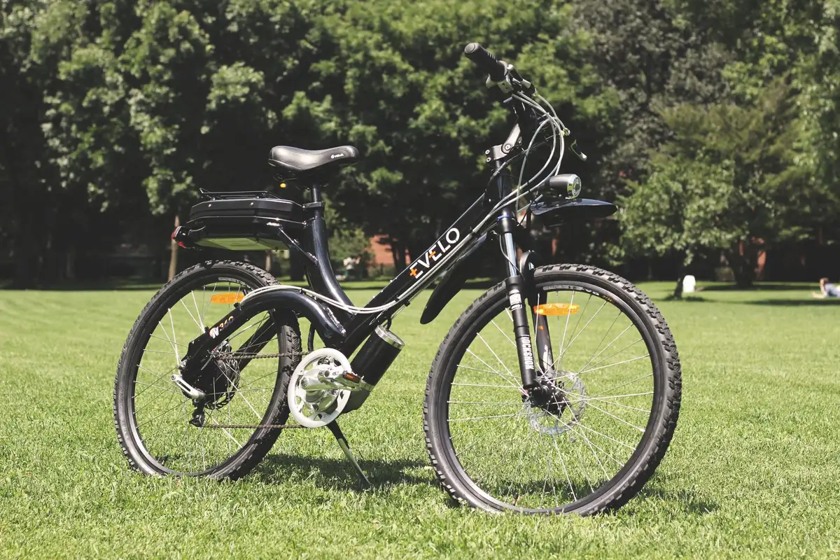 Gros plan d'une batterie de vélo électrique en charge sur un chargeur