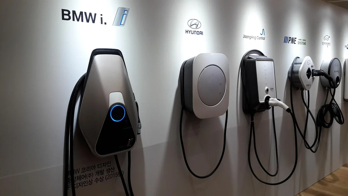 Gros plan sur une batterie de vélo électrique en charge avec chargeur