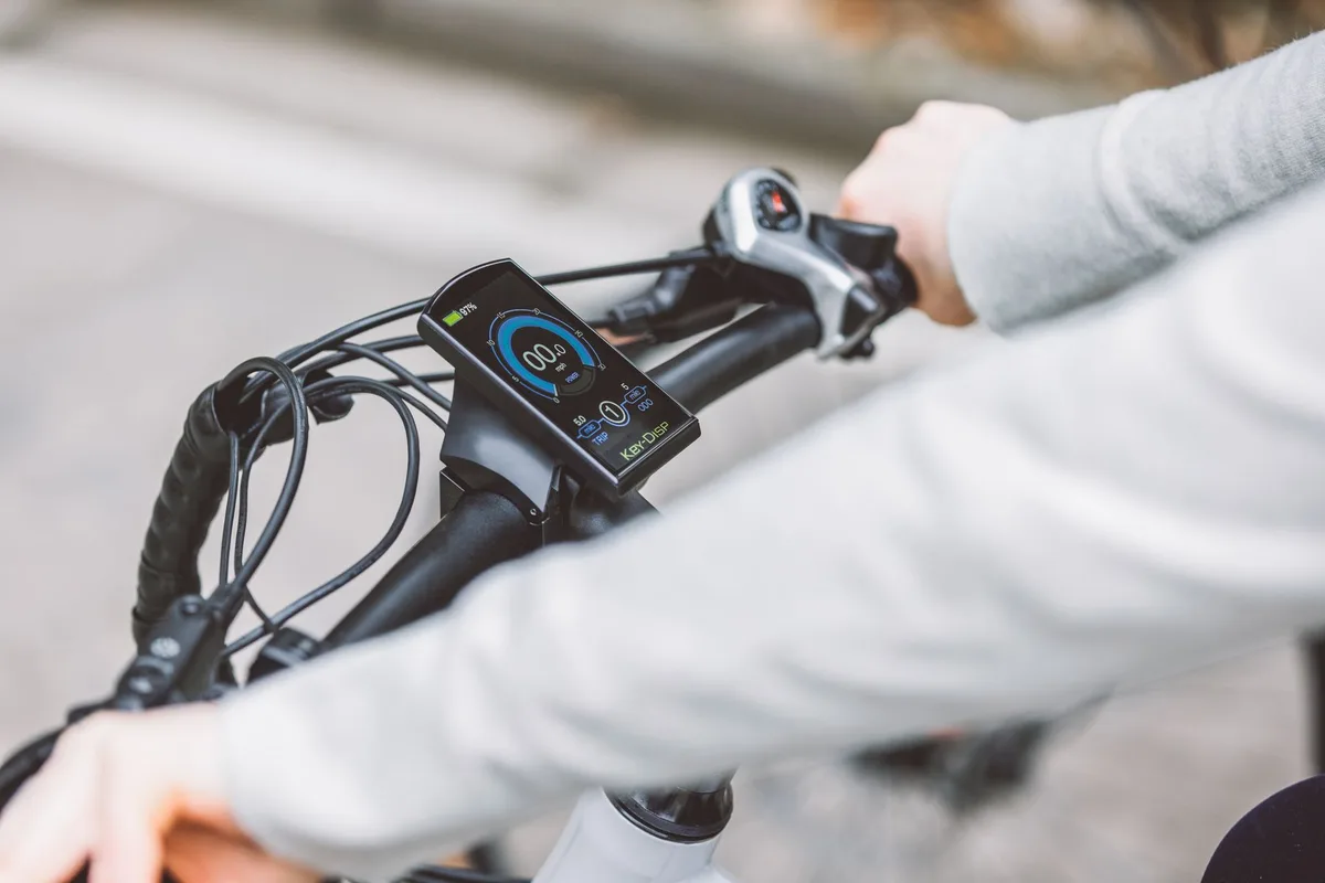 Batterie de vélo électrique en cours de recharge sur une prise domestique