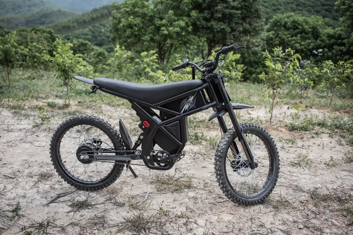 Batterie de vélo électrique en charge dans un intérieur propre et bien éclairé