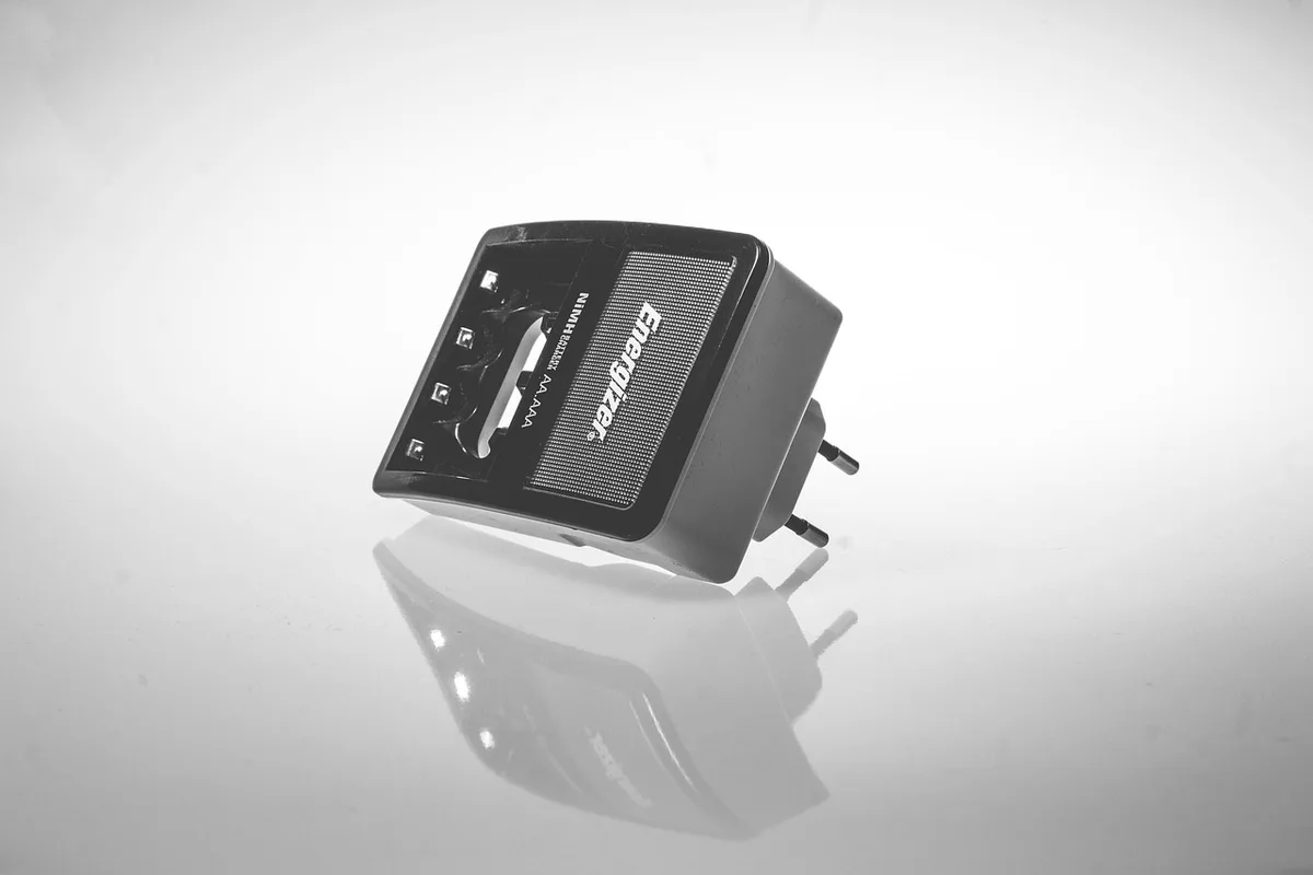 Batterie de vélo électrique en charge à côté d'un chargeur