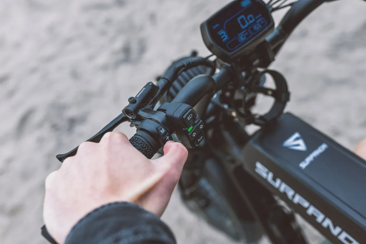 Personne recharge une batterie de vélo électrique avec un chargeur