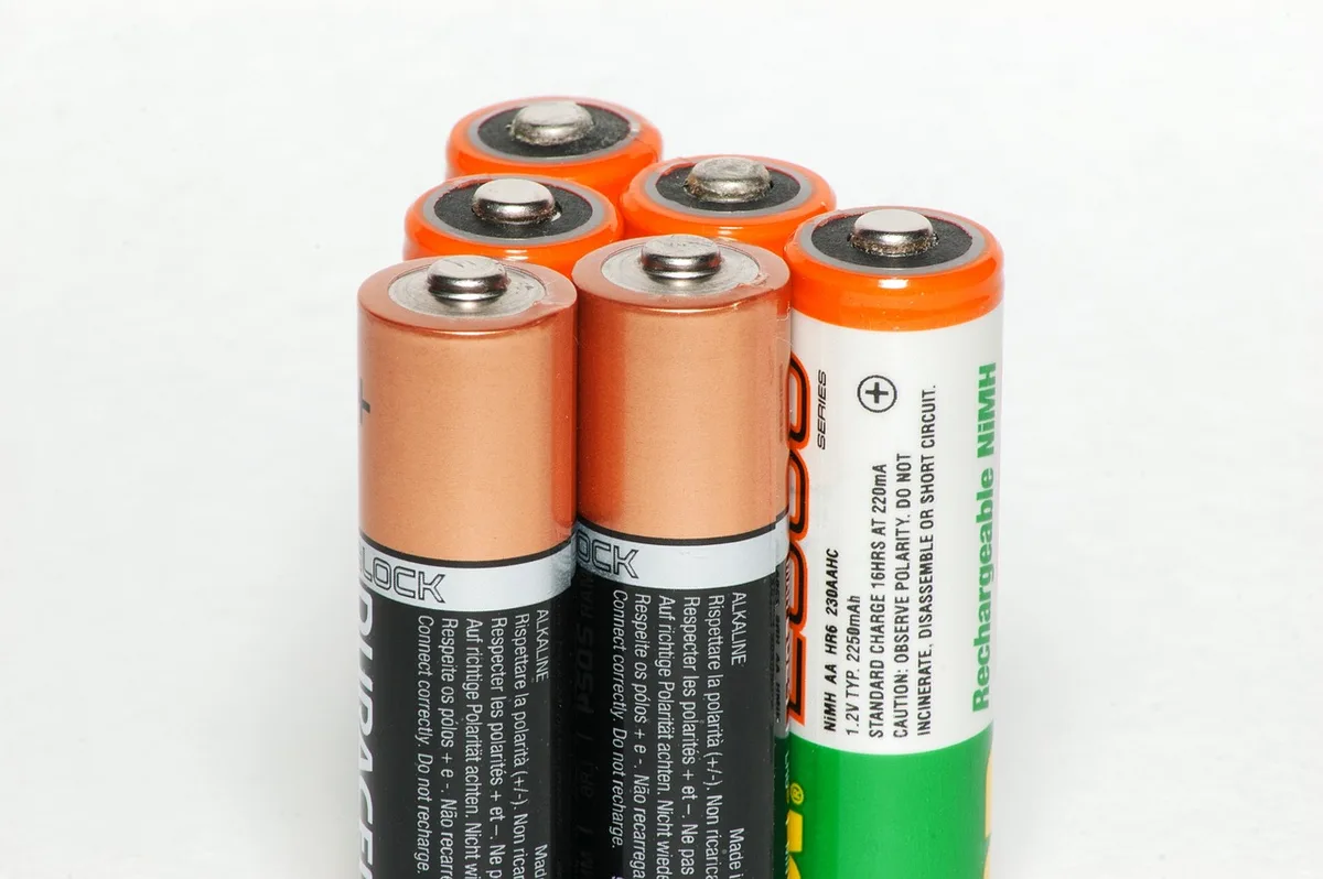 Afficher de niveau de charge d'une batterie de vélo électrique indiquant environ 20–30%