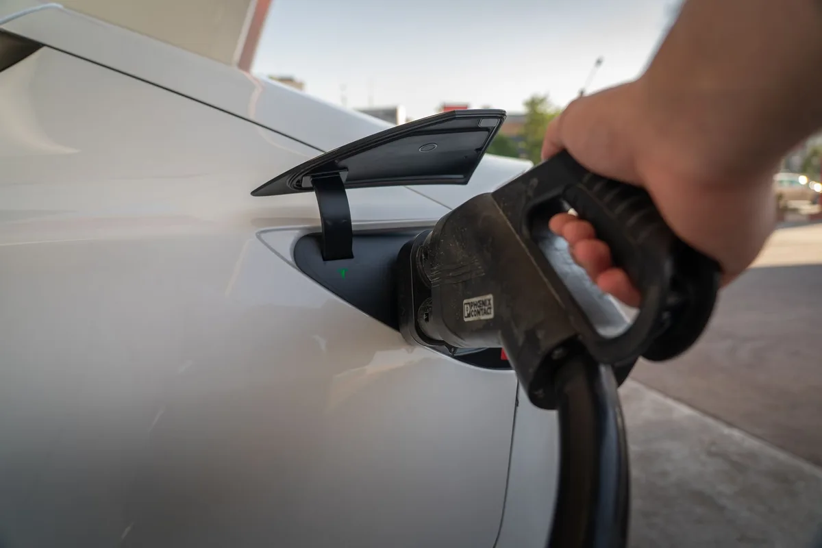 Gros plan sur une batterie de vélo électrique en cours de charge