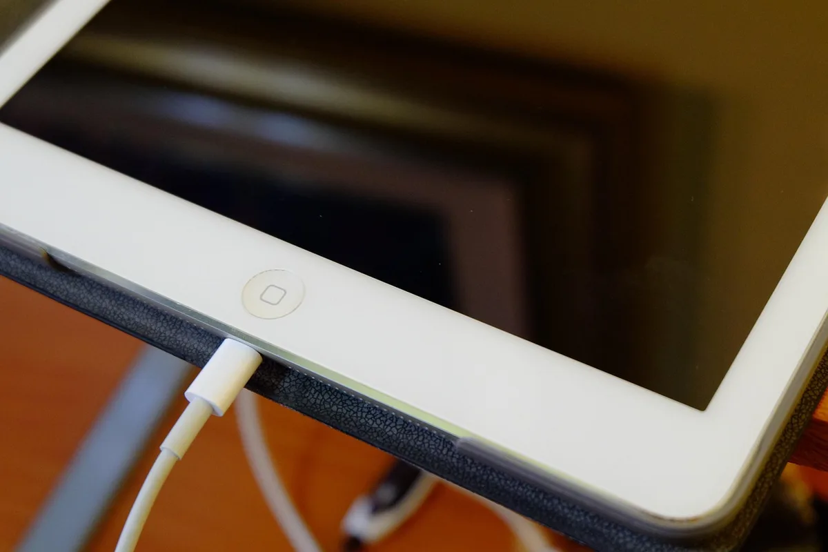 Personne branchant le chargeur sur une batterie de vélo électrique