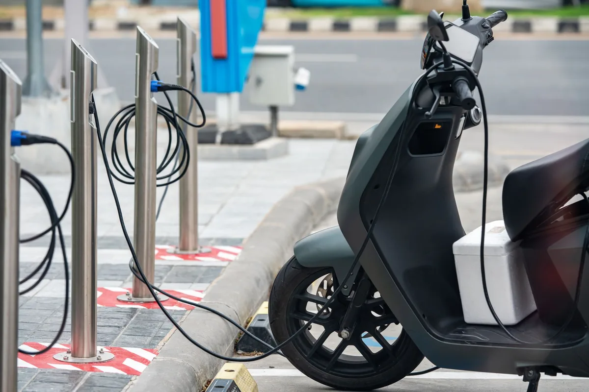 Gros plan d'une batterie de vélo électrique en charge