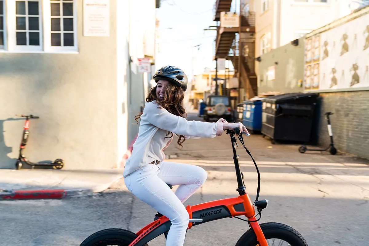 Indicateur de batterie d'un vélo électrique montrant environ 20–30%
