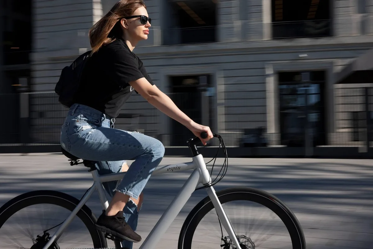 Indicateur de charge d'une batterie de vélo électrique proche du câble de charge