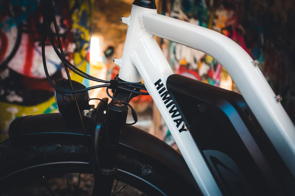 Indicateur de charge d'une batterie de vélo électrique montrant 20–30%