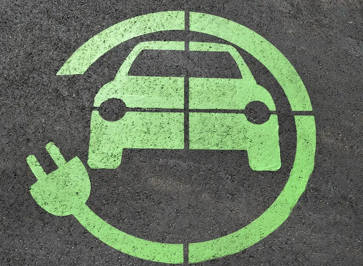 Gros plan sur une batterie de vélo électrique en charge avec un chargeur connecté