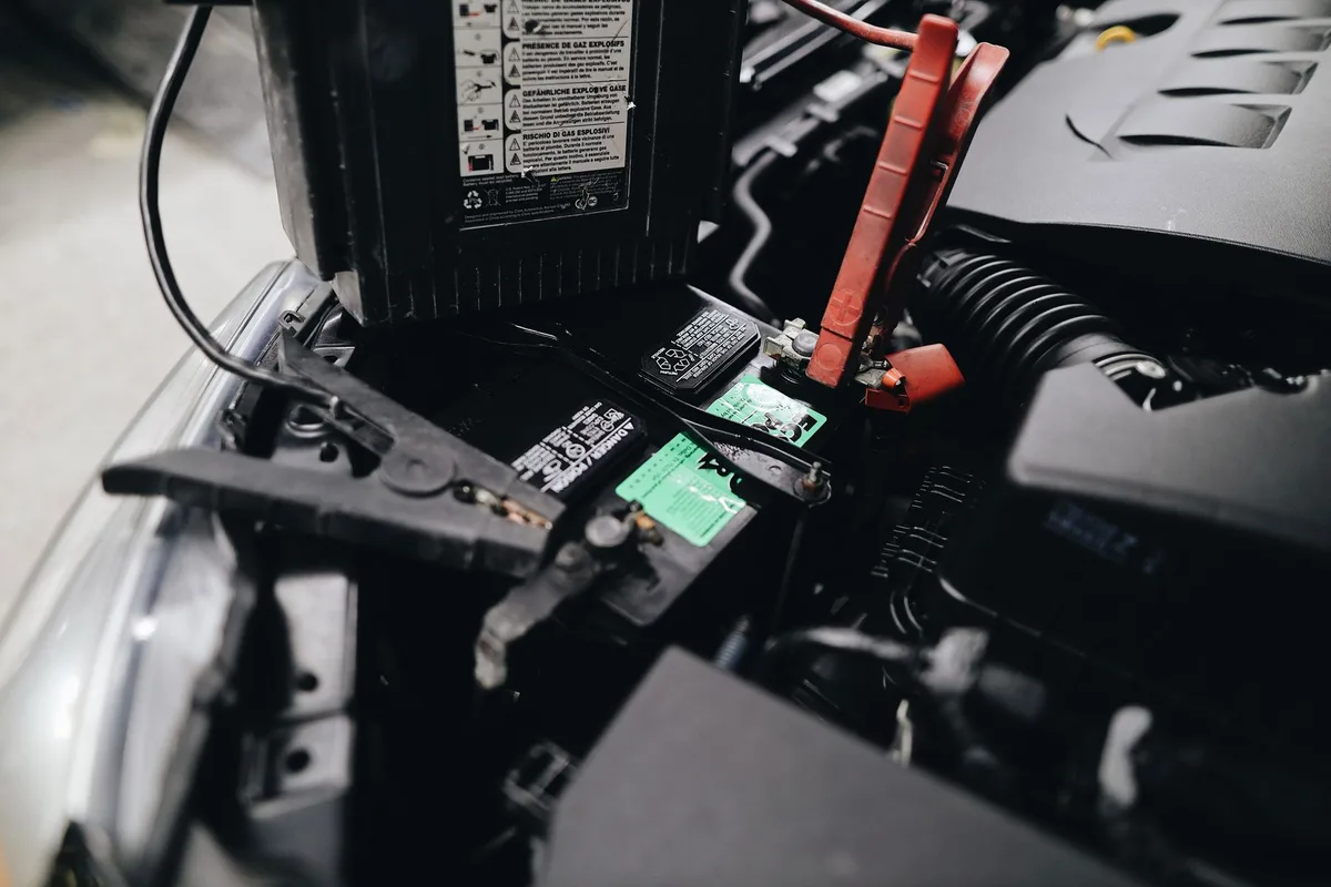 Recharge d'une batterie de vélo électrique branchée au chargeur