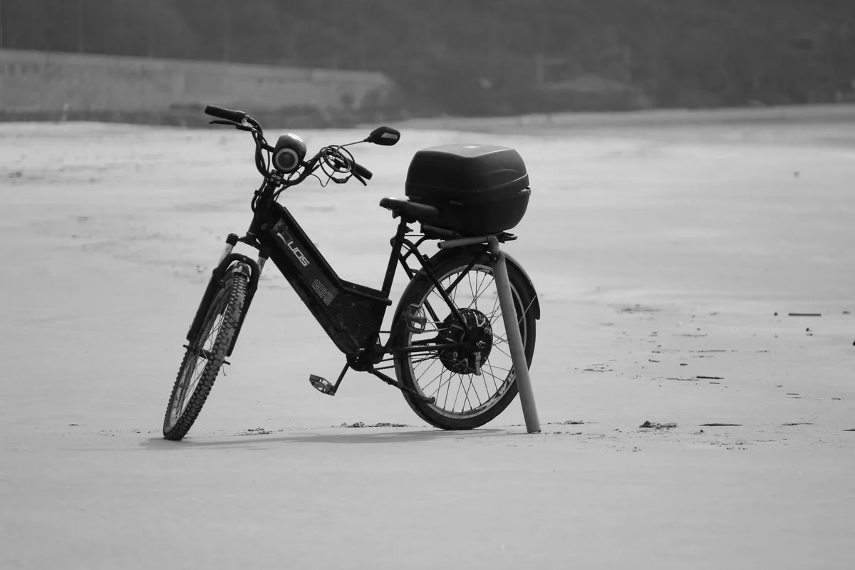 Personne branchant un chargeur sur une batterie de vélo électrique