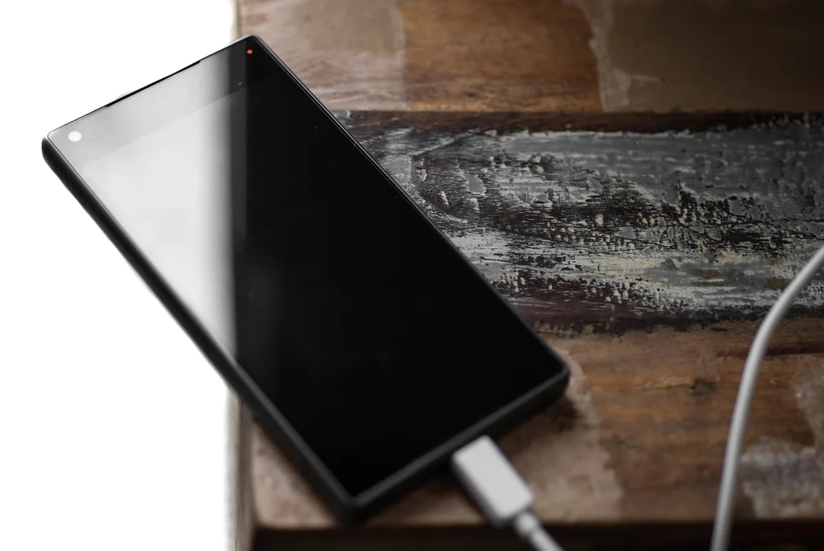 Personne recharge une batterie de vélo électrique avant qu'elle n'arrive à 20–30%