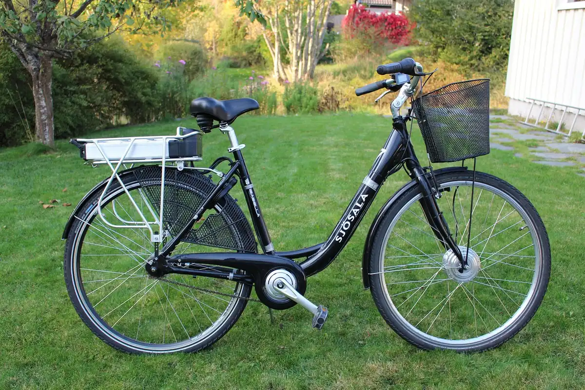Batterie de vélo électrique en charge avec le chargeur d'origine connecté