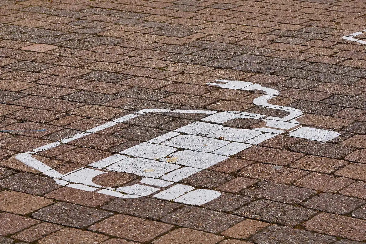 Gros plan sur une batterie de vélo électrique en cours de recharge