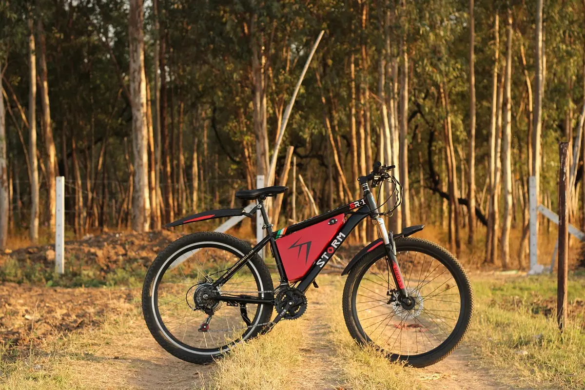 Batterie de vélo électrique en charge montrant un niveau intermédiaire