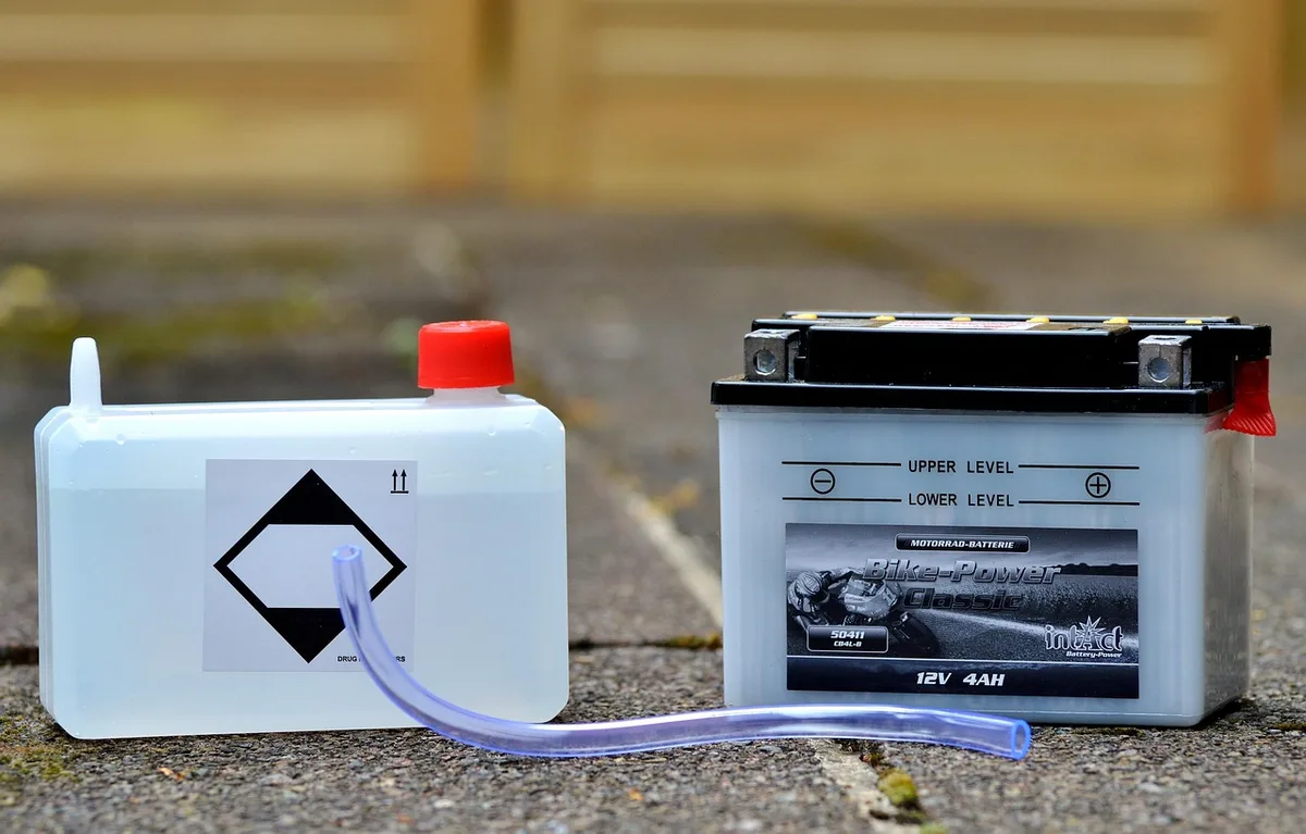 Personne branchant le chargeur sur une batterie de vélo électrique