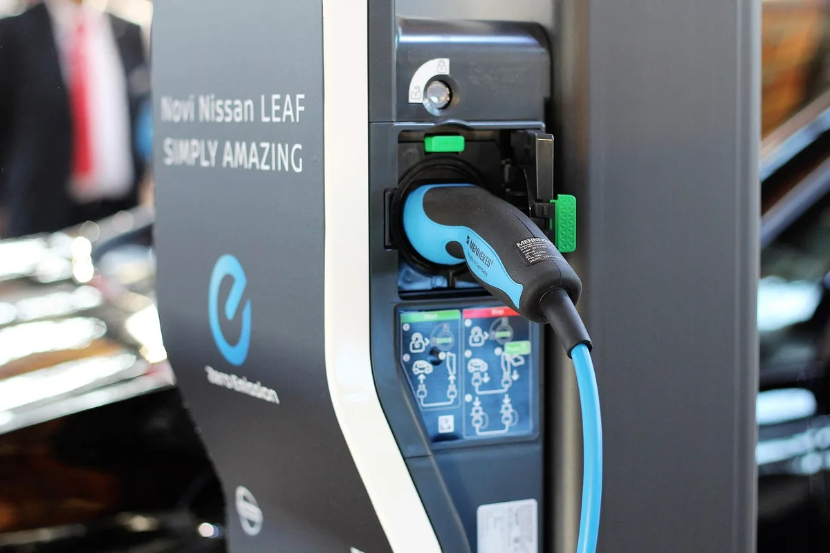 Indicateur de batterie affichant environ 20–30&nbsp;% pendant la charge