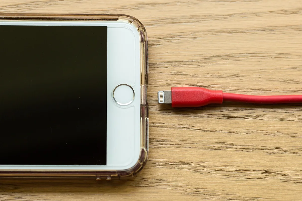 Indicateur de batterie faible sur un vélo électrique en charge