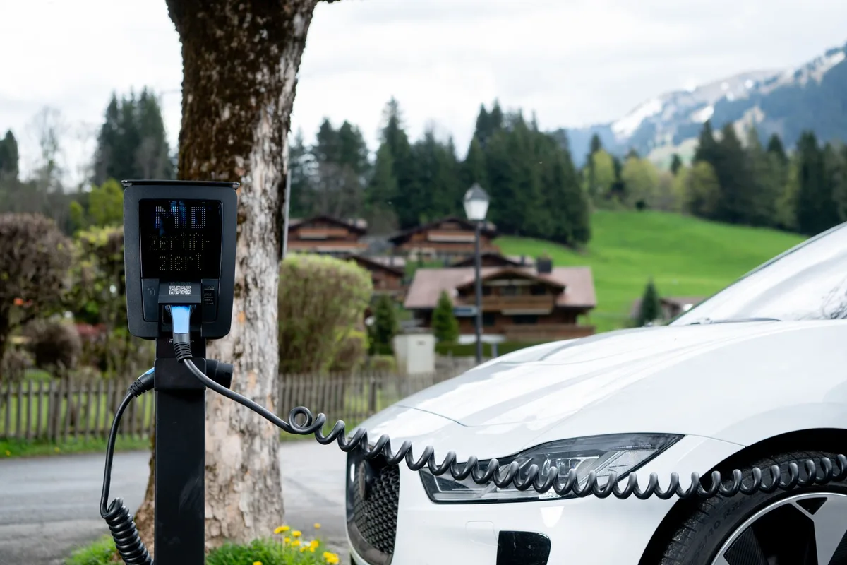 Batterie de vélo électrique en charge indiquant niveau faible