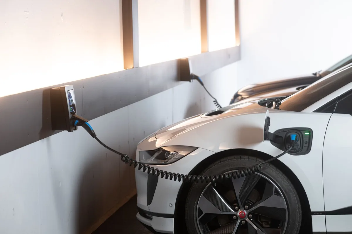 Gros plan d'une batterie de vélo électrique en cours de charge